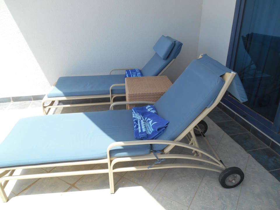 Balkon - Liegestühle Hotel Le Meridien Al Aqah Beach Resort