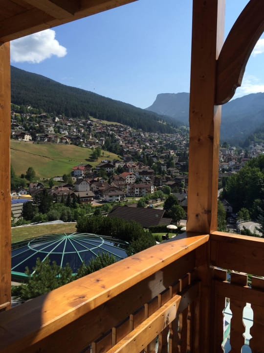 Sicht aus der Juniorsuite Richtung Dorfzentrum Alpin & Vital Hotel La Perla
