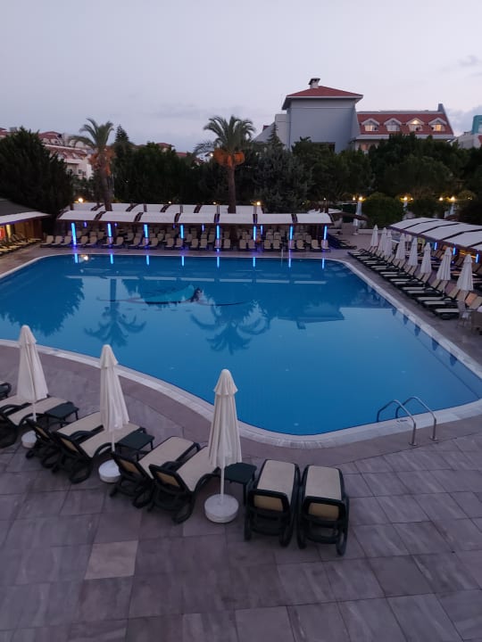 Pool Side Breeze Hotel