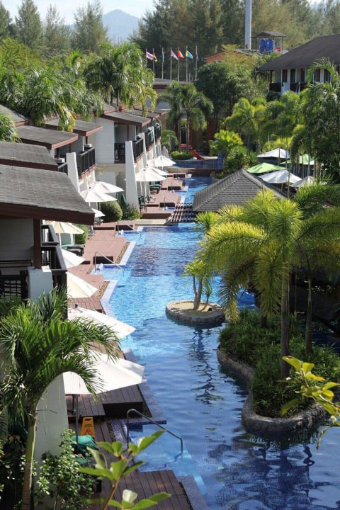 2. Pool im hinteren Teil der Anlage/ Swim-Up La Flora Khao Lak