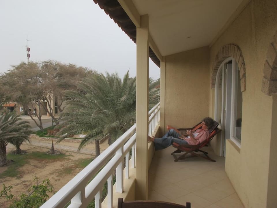 Balkon mit Liegestülen Hotel Morabeza