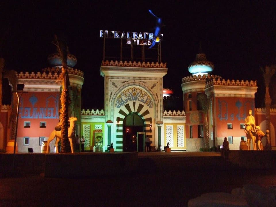 Nacht Ansicht vom Eingang Pickalbatros Alf Leila Wa Leila Resort - Neverland Hurghada