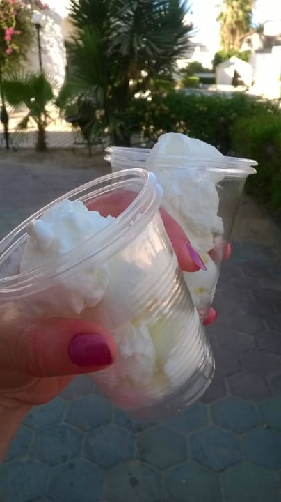 Мороженое на пляже Marlin Inn Azur Resort