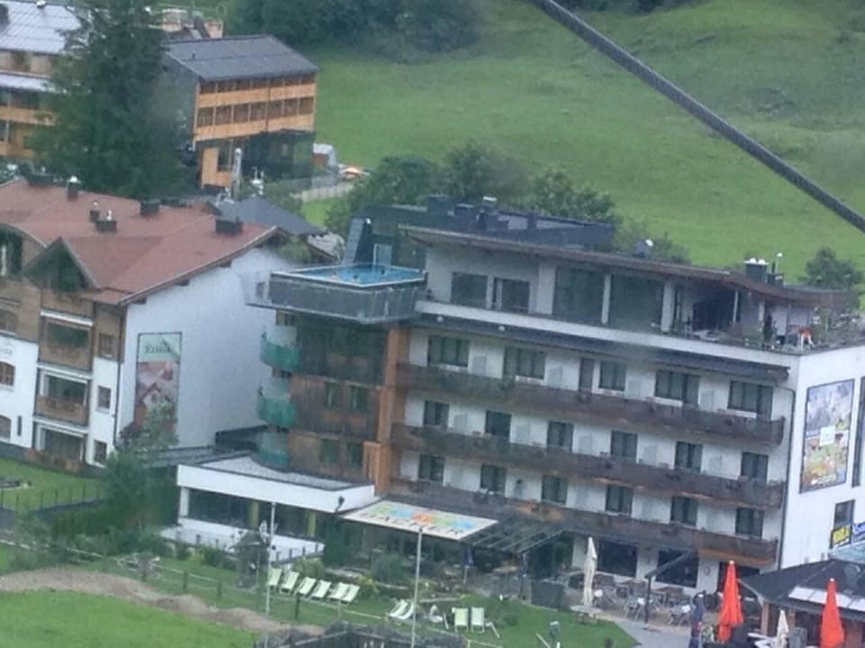 Hotel von der Bergseite mit Dachpool Hotel Bacher Asitzstubn