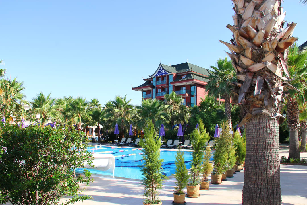 Pool Elegance East Hotel