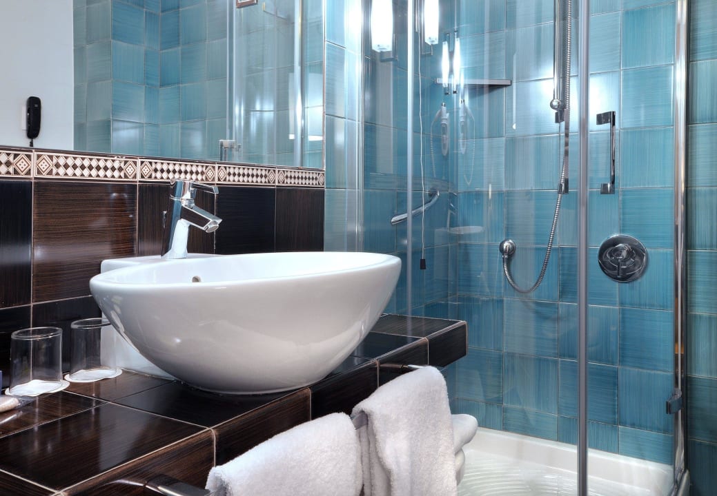 Bathroom with shower (all Urban&Sgl/some Superior) Hotel Palazzo Esedra