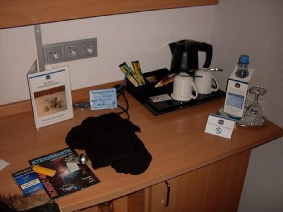 Zimmer / Wasserkocher mit Kaffee und Tee PLAZA INN Heilbronn
