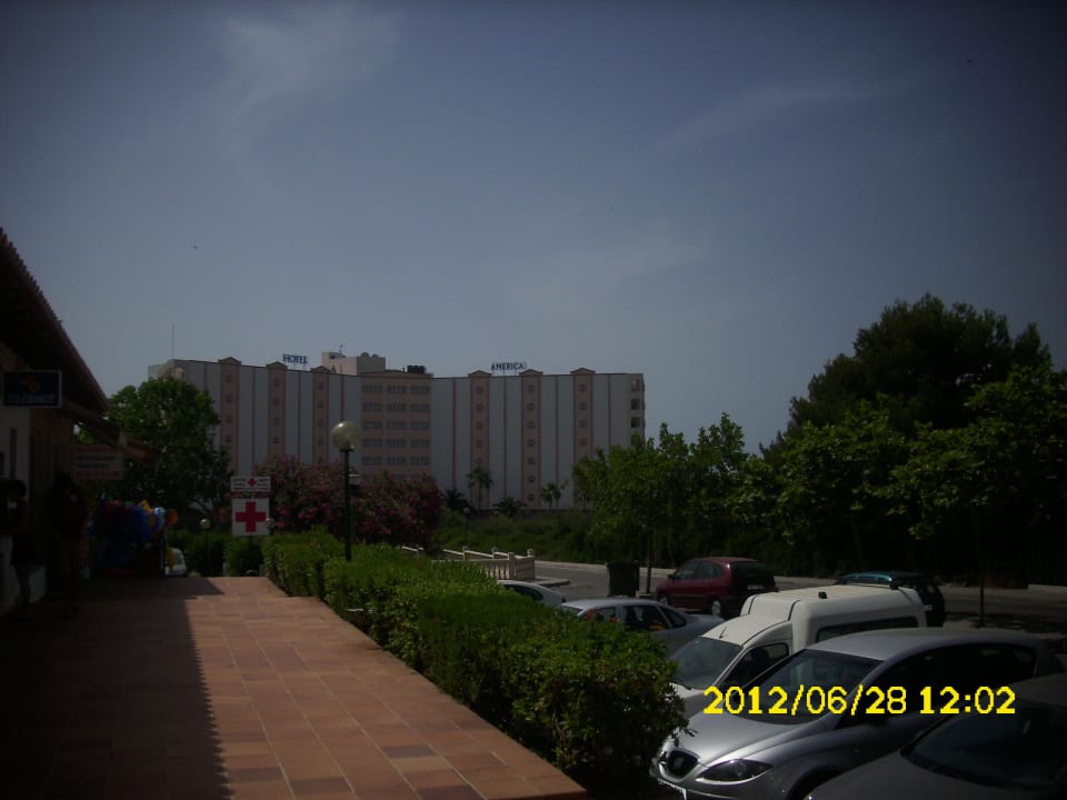 Sicht von den ersten Einkaufsläden auf das Hotel Globales America