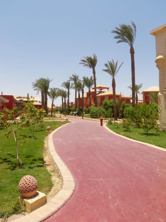 Alejki pomiędzy budynkami Pickalbatros Alf Leila Wa Leila Resort - Neverland Hurghada