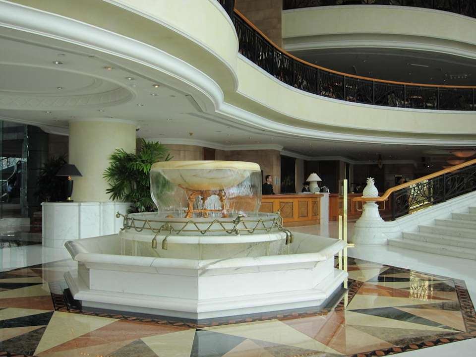 Teil der Lobby Harbour Grand Kowloon