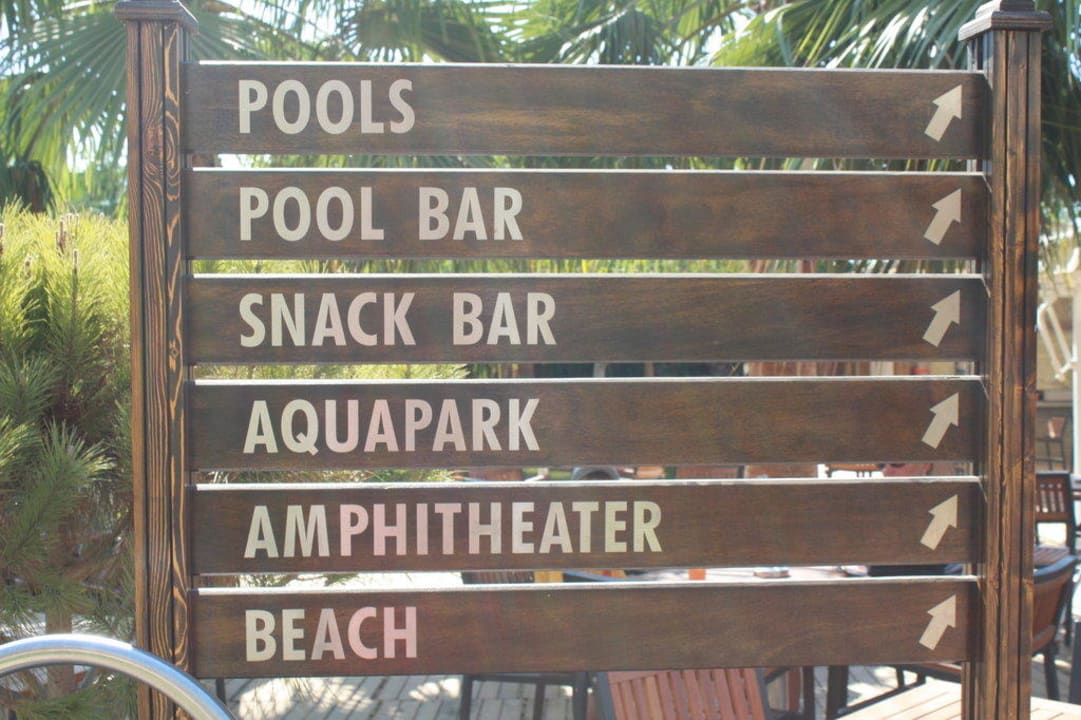 Wegweiser Poolanlage Hane Family Resort