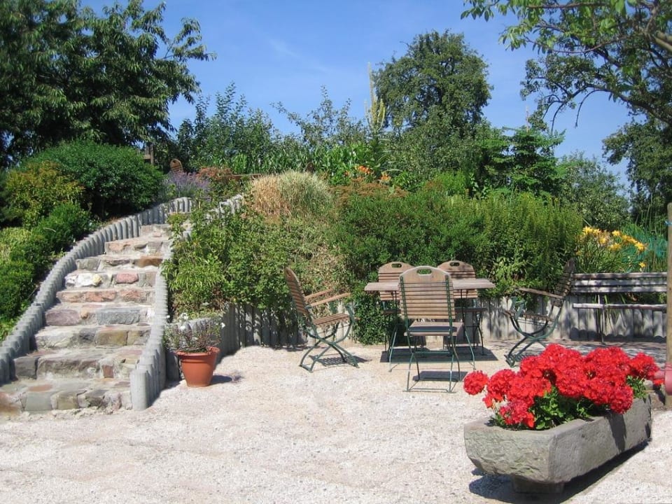 Hügelterrasse mit Fischteich und Wasserfall Gästehaus Ermen