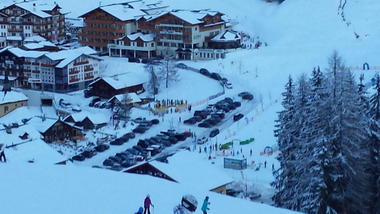 Gegenüberliegende Skipiste Blick zum Hotel  Hotel Alpenhof
