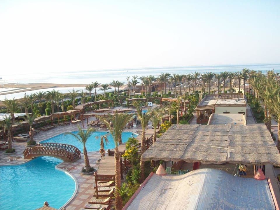 Widok z korytarza na ogród i  baseny Riviera Aqua Park Resort