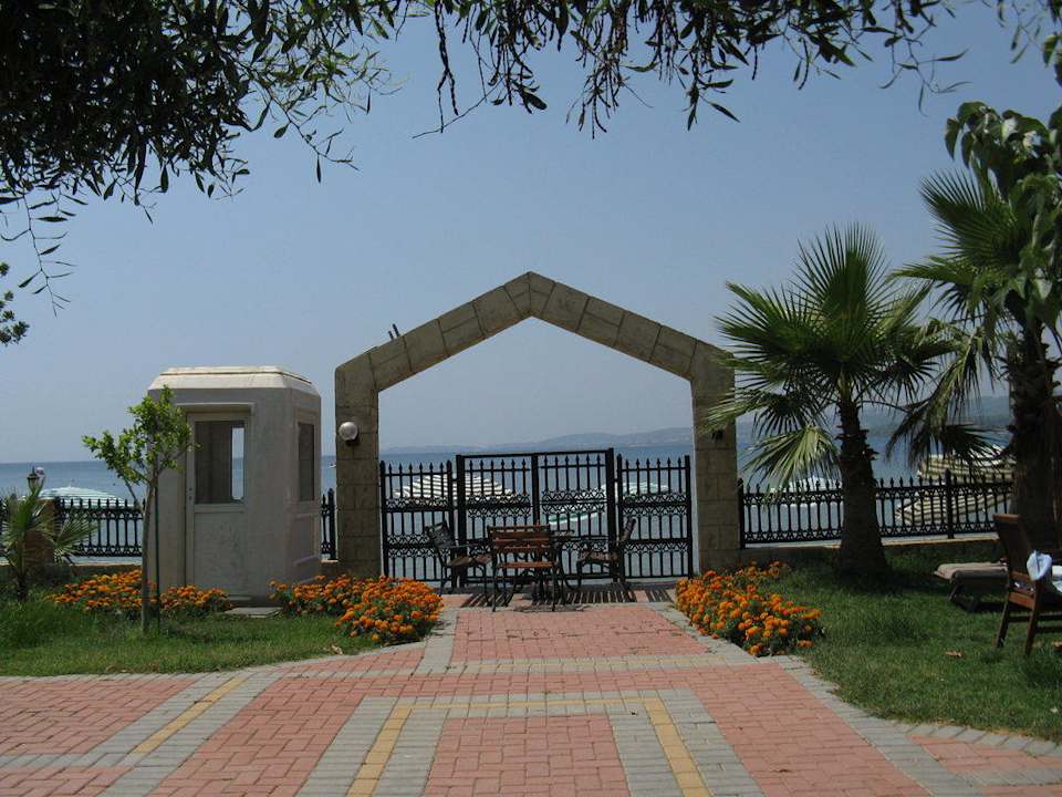 Gartenanlage bei Block D Lonicera Resort & Spa Hotel