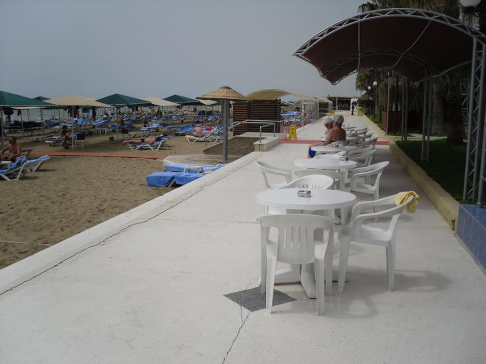 Terrasse am Strand. Miramare Queen Hotel
