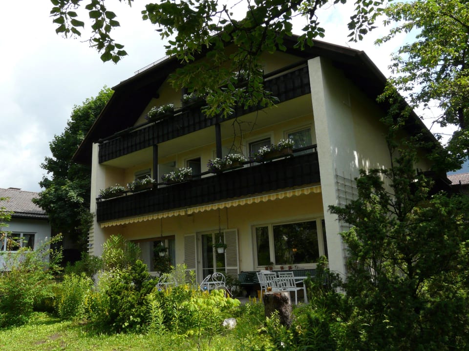 Gartenansicht mit Terrasse Hotel Bavaria Garmisch Partenkirchen