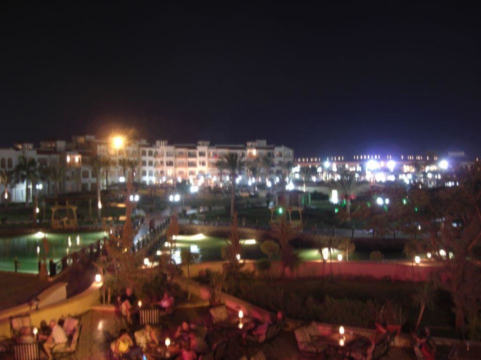Hotelanlage am Abend Pickalbatros Dana Beach Resort - Hurghada