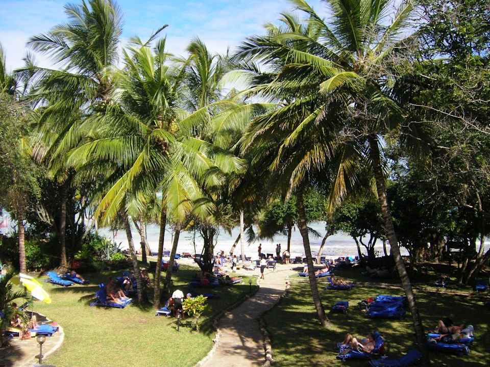 Gartenbereich mit Liegewiese Kaskazi Beach Resort