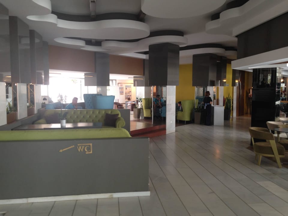 Sitzbereich vor Bar und Restaurant Fodele Beach & Water Park Holiday Resort