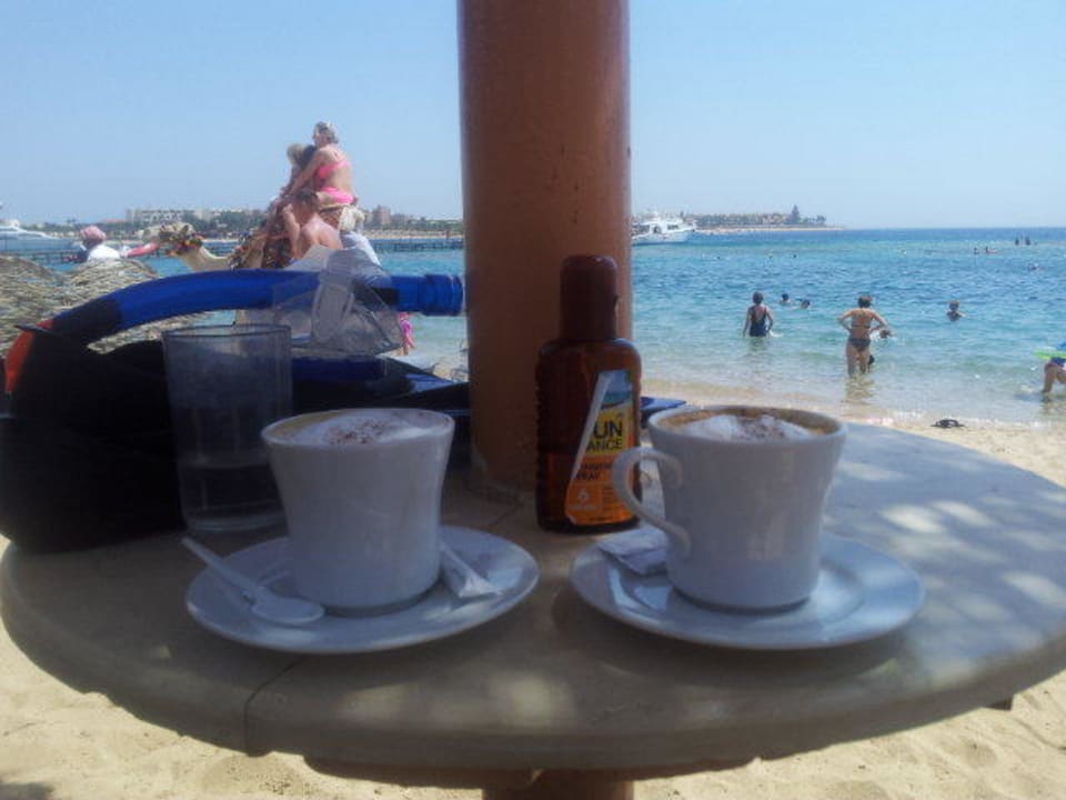 Leckerer Cappuccino am Strand Hotel JAZ Makadi Star & Spa