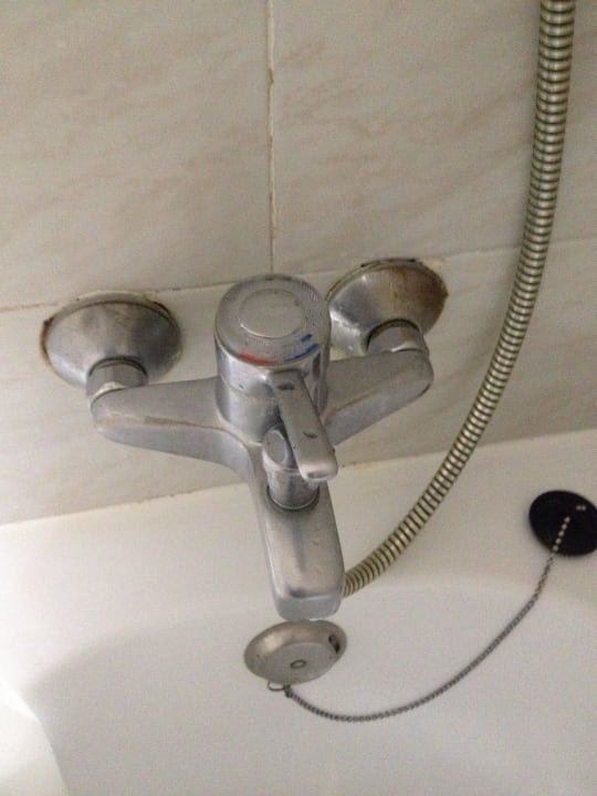 Bad im neu bezogenen Zimmer :( Sumus Hotel Monteplaya