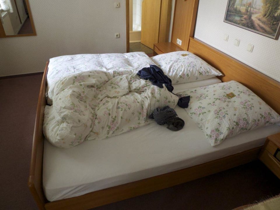 Bett im Appartement Stössels Hotel