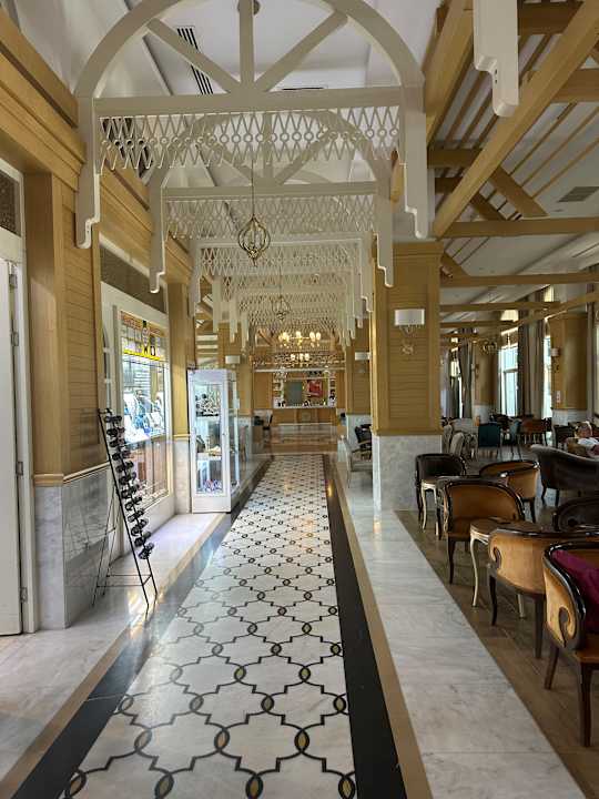 Lobby Well Palace Side