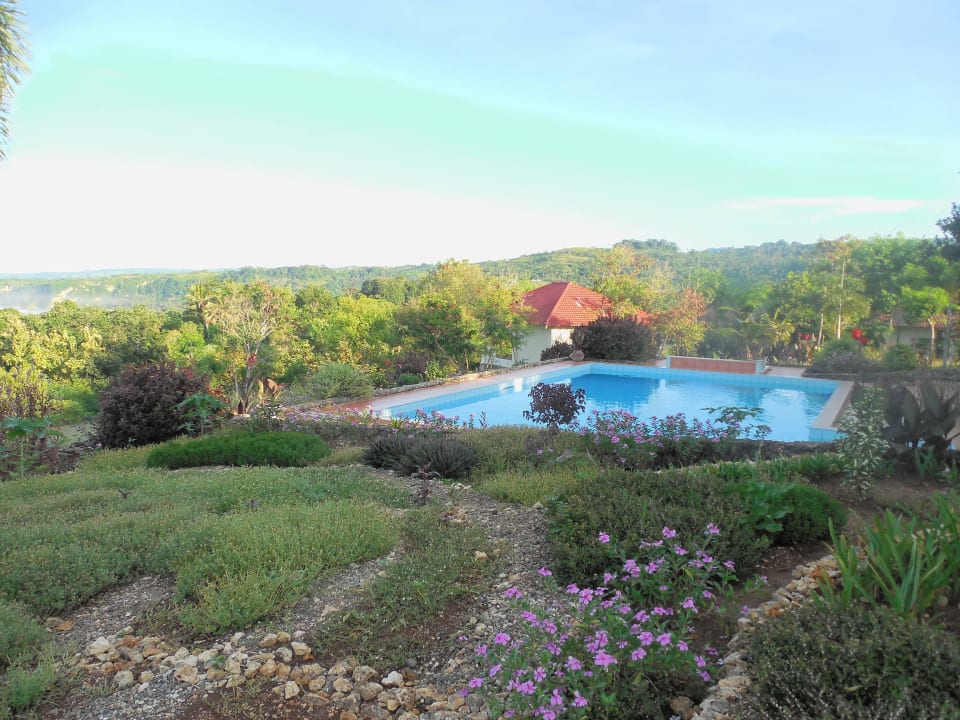 Pool mit Ausblick Sumba Nautil