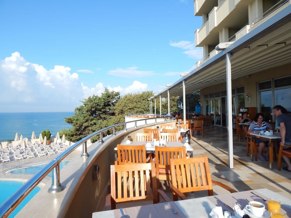 Außenterrasse beim Früstück Melas Resort Hotel
