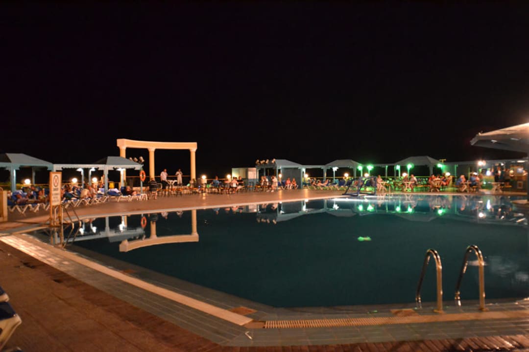 Вечером у бассейна SUNRISE Holidays Resort (Adults Only)
