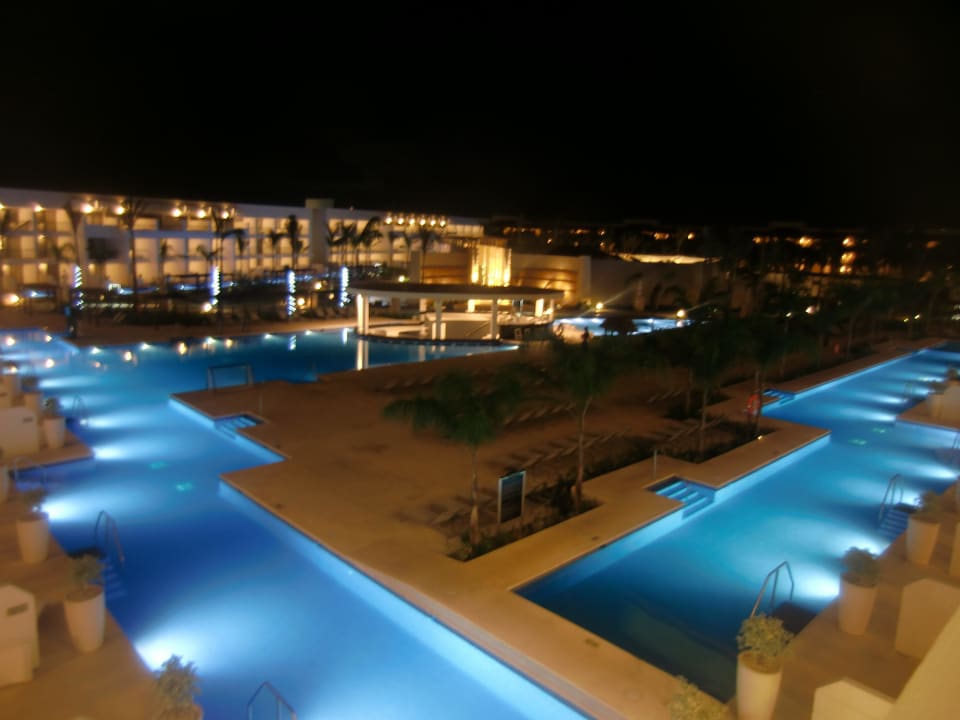 Poolblick bei Nacht Platinum Yucatan Princess All Suites & Spa Resort - Adults only