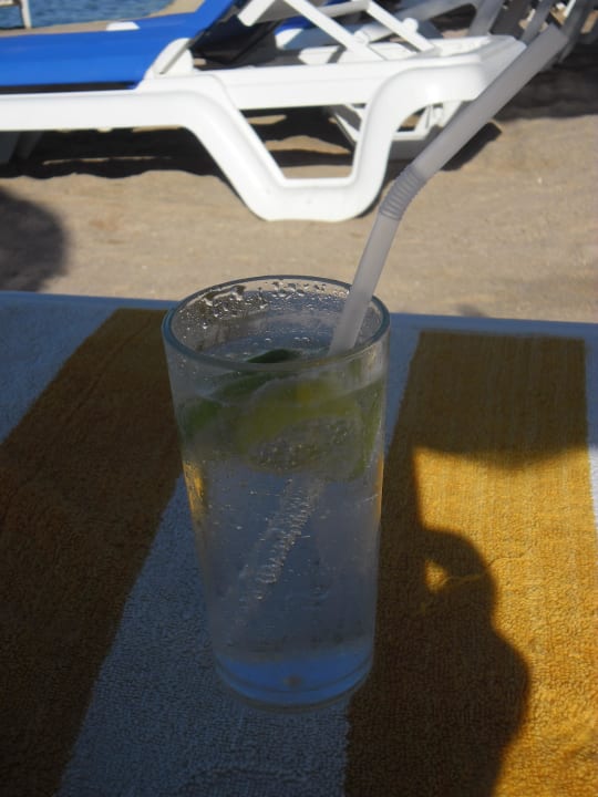 Unser tägliches Wasser mit Limetten  Magic Beach Hotel Hurghada