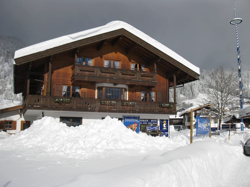 Winterbild im Schneegestöber Haus am Maibaum