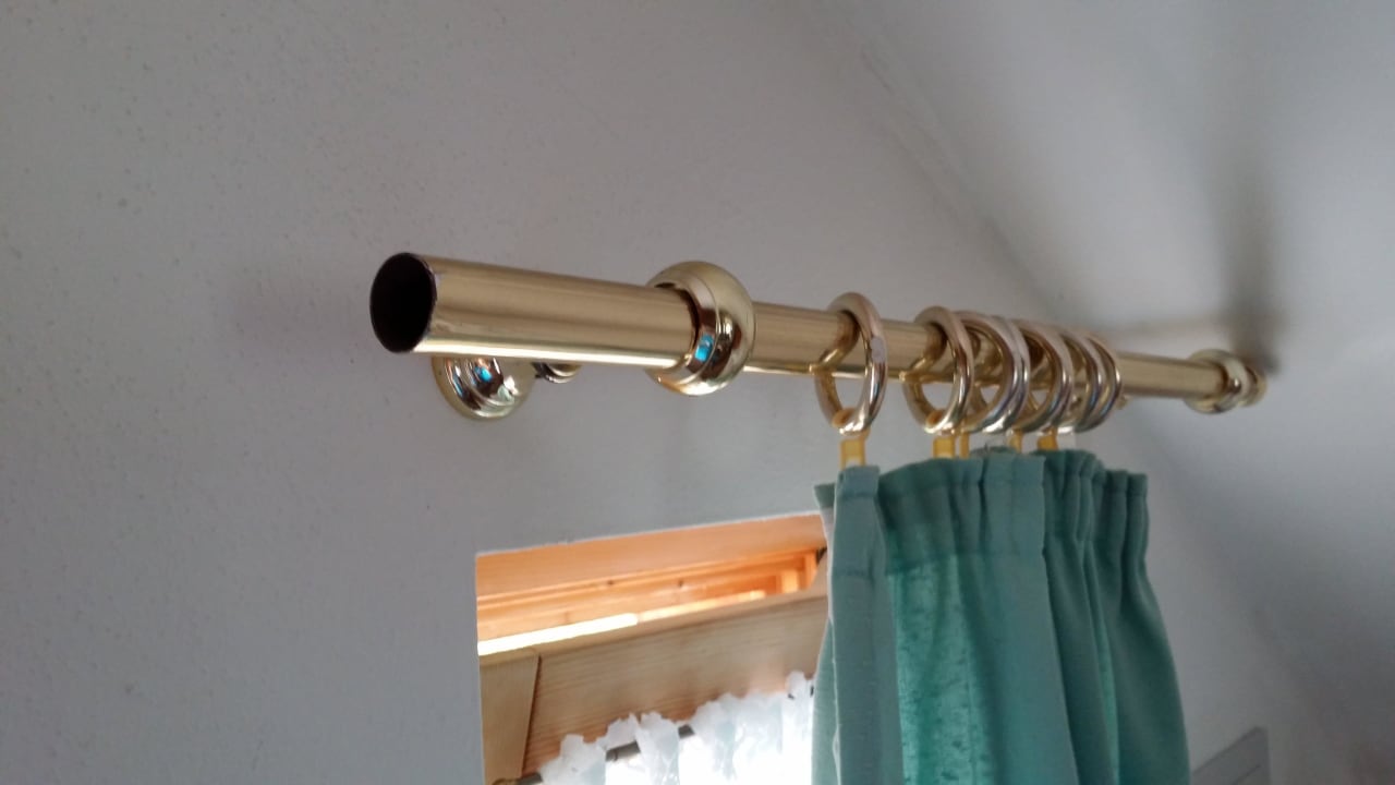 Endkappe Gardienenstange fehlt Hotel Bayerischer Wald