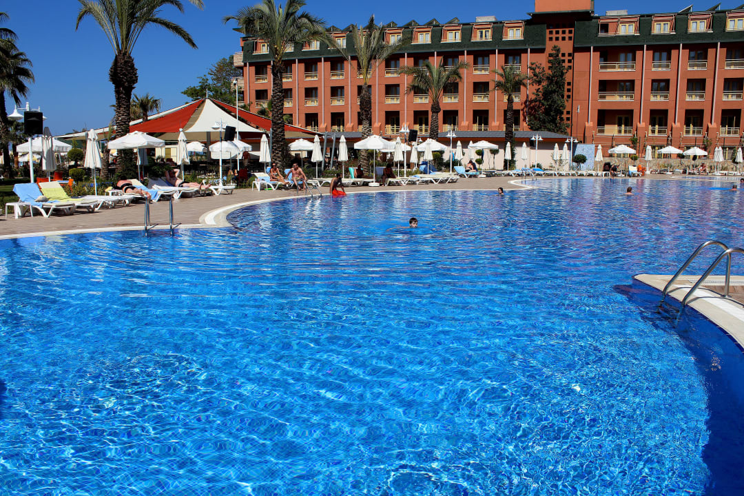 Im Hintergrund das Pegasus Hotel Annabella Diamond Hotel & Spa