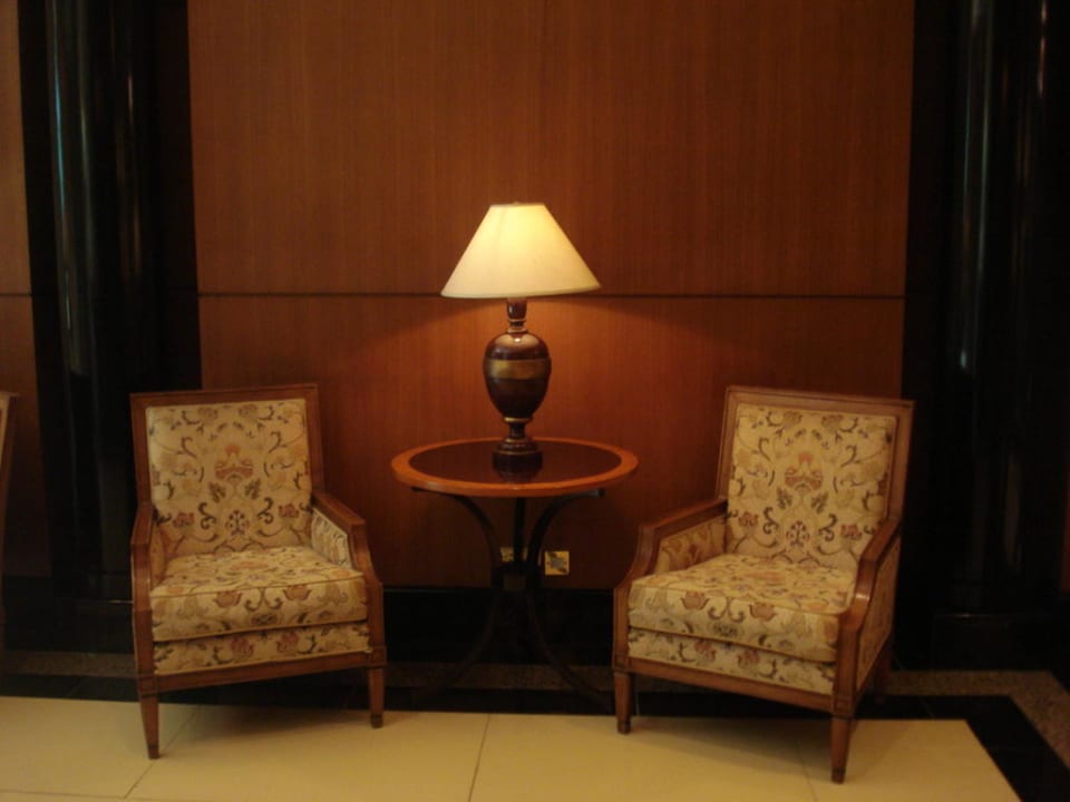 Gruppe von zwei Sesseln bei der Lobby Hotel The Peninsula Bangkok
