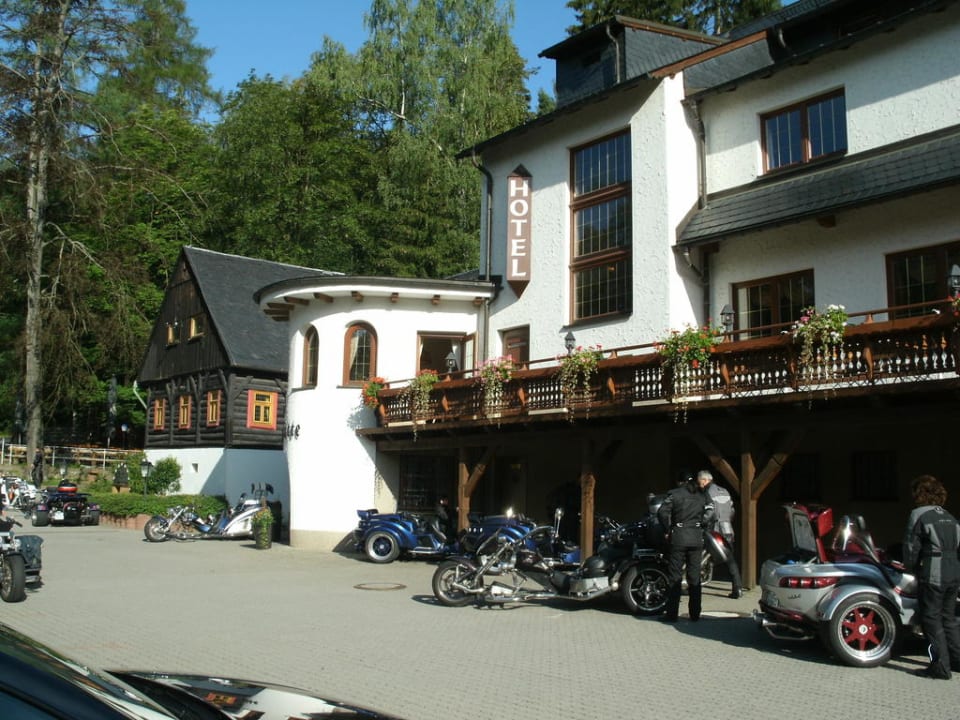 Hotelansicht mit großem Parkplatz Hotel & Restaurant Köhlerhütte - Fürstenbrunn