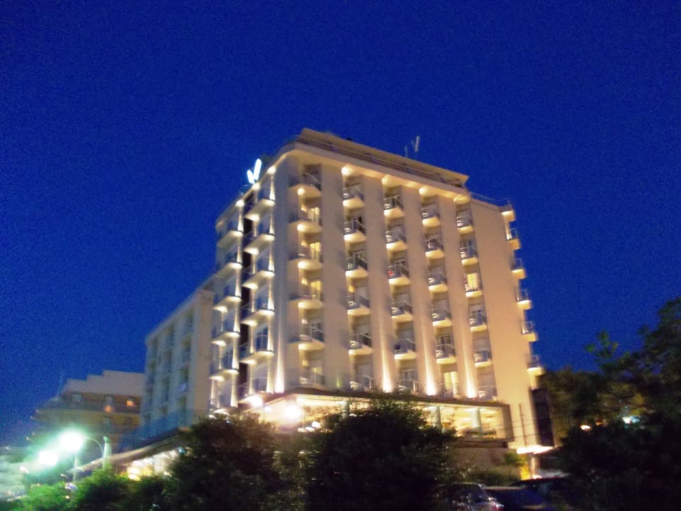 Victoria Palace am Abend Hotel Victoria Palace