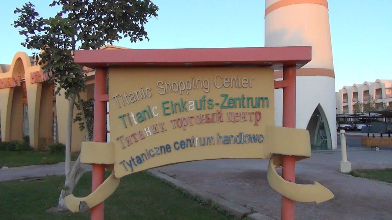 Einkaufen vor dem Hotel Titanic Beach Spa & Aqua Park