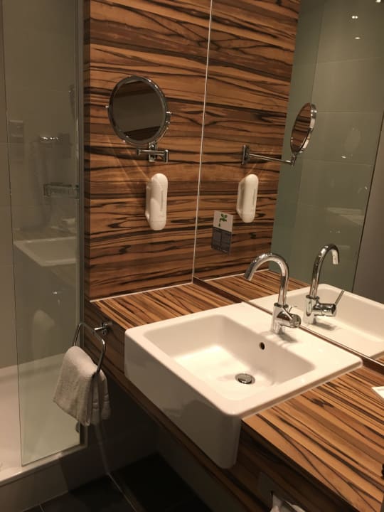 Badezimmer mit viel Ablagefläche H4 Hotel Münster City Centre