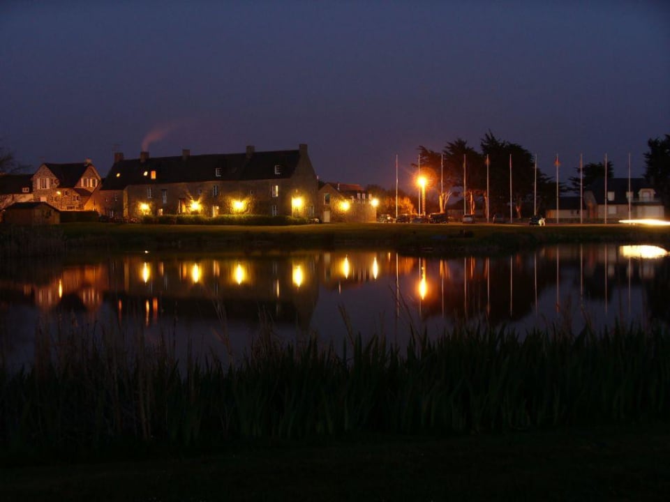 Rückansicht abends Hotel Le Manoir Saint Michel