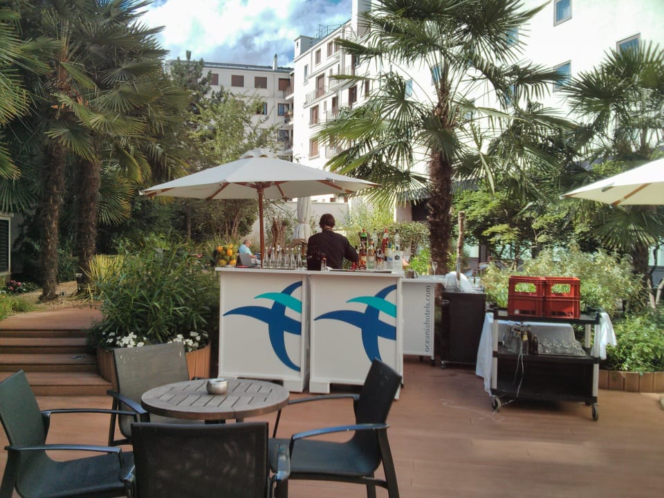 Bar wird am Nachmittag auf d.Terrasse hergerichtet Hotel Oceania Paris Porte de Versailles