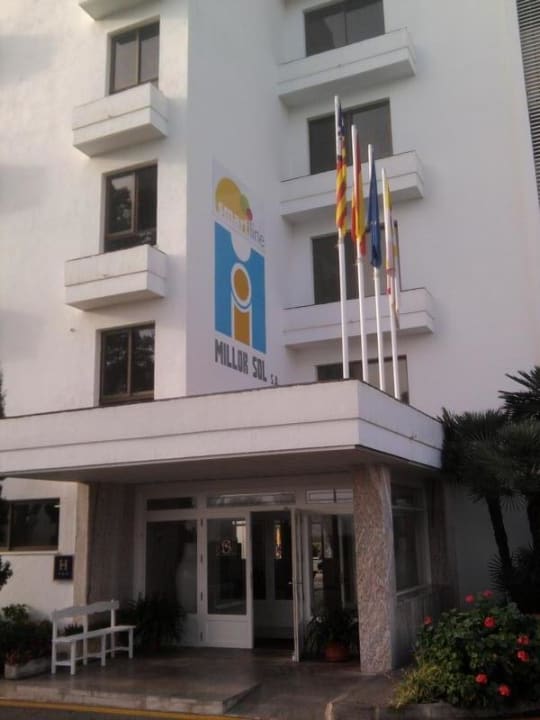 Eingang zum Hotel Millor Sol