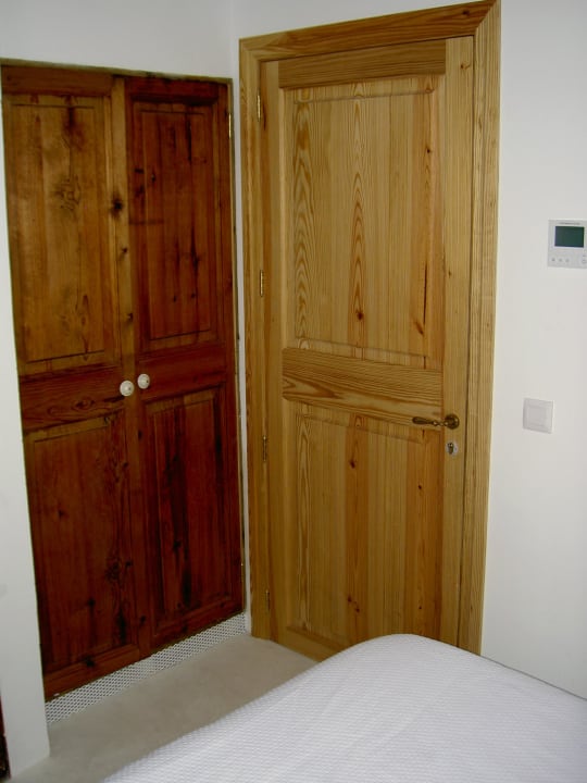 Weiß und Holztöne  Hotel Forn Nou