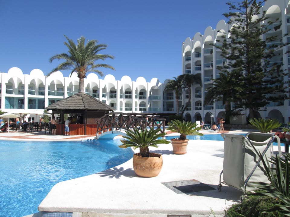 Schöne Poolanlage mit Poolbar Ona Marinas de Nerja Spa Resort