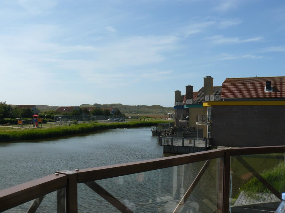 Blick auf den Spielplatz und die Dünen  Landal Beach Resort Ooghduyne