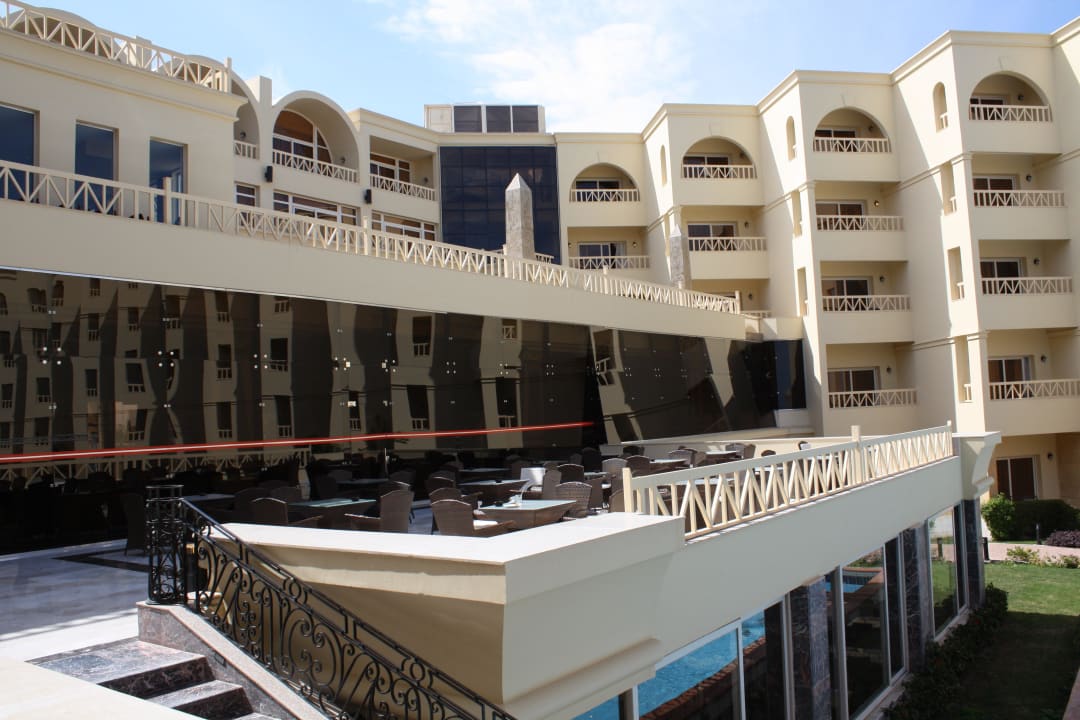 Бар на открытом воздухе AMC Royal Hotel & SPA