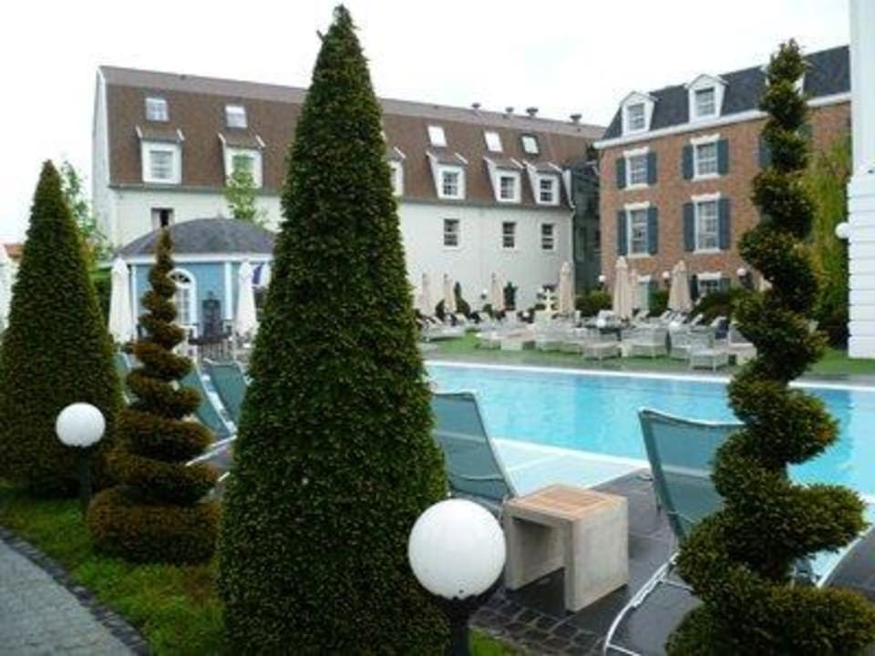 Pool Sicht vom Garten  Hotel Bell Rock Europa-Park