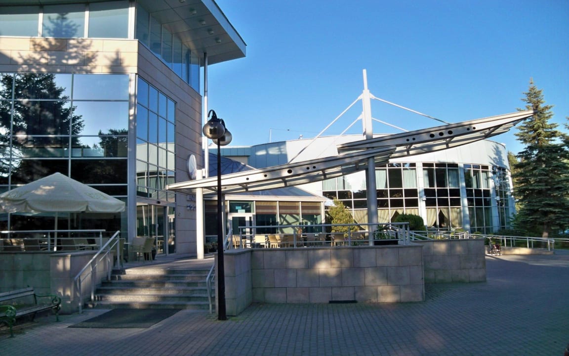 Hoteleingang und Außenterrasse Hotel Senator